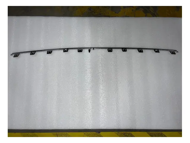 Front bumper · 前保险杠中亮条
