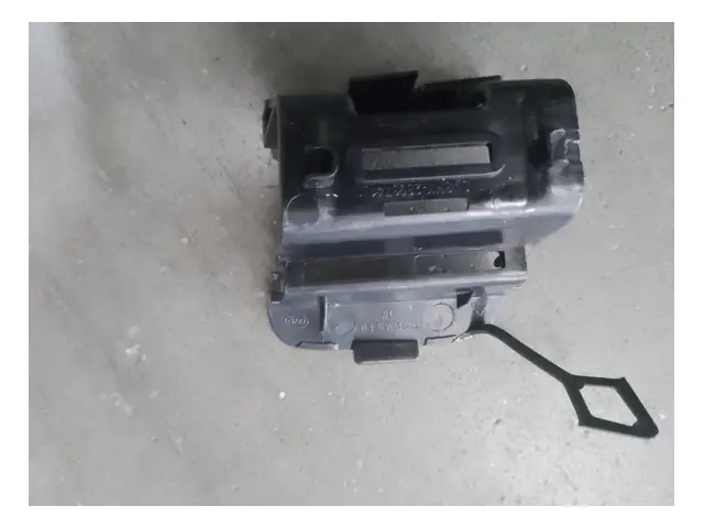 Front bumper · 前拖钩堵盖本体