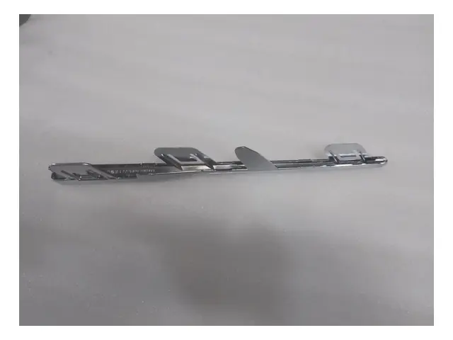 Front bumper · 前保左气帘装饰条Ⅰ