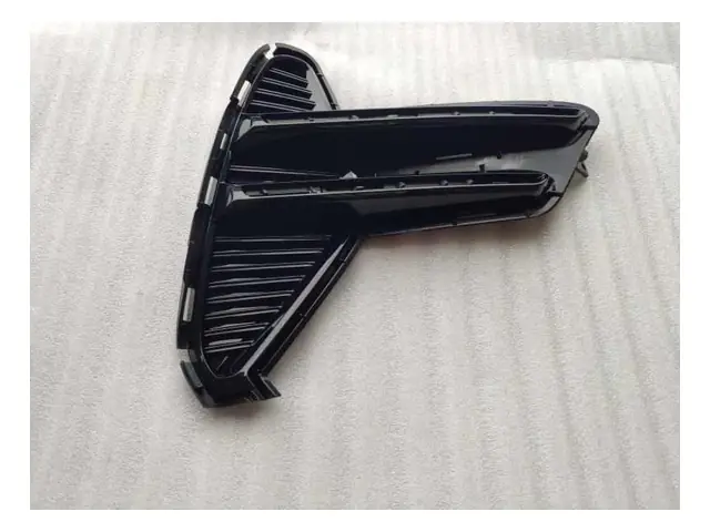 Front bumper · 前保右气帘装饰板
