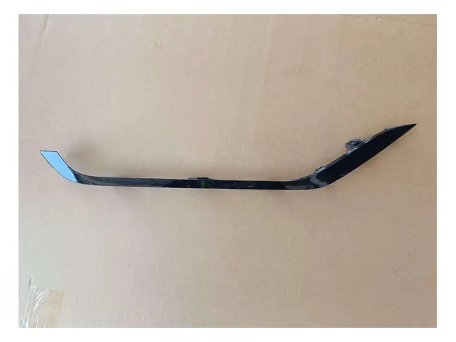 Front bumper · 前保险杠右前中位置灯装饰条