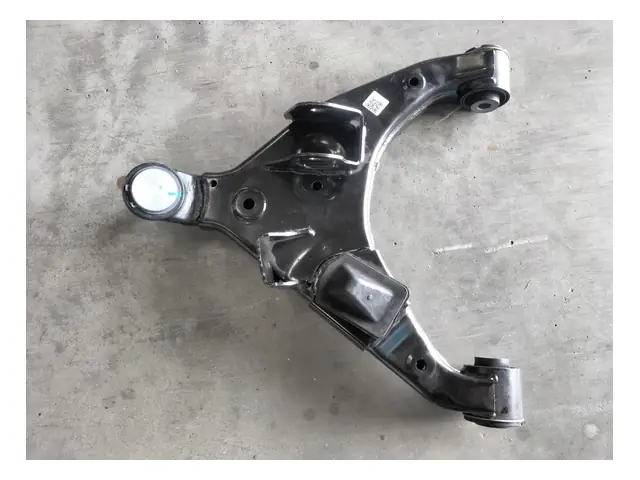 Control arms · 左前下摆臂总成