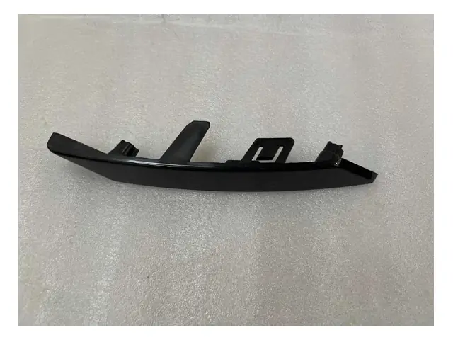 Front bumper · 前保险杠左中装饰条