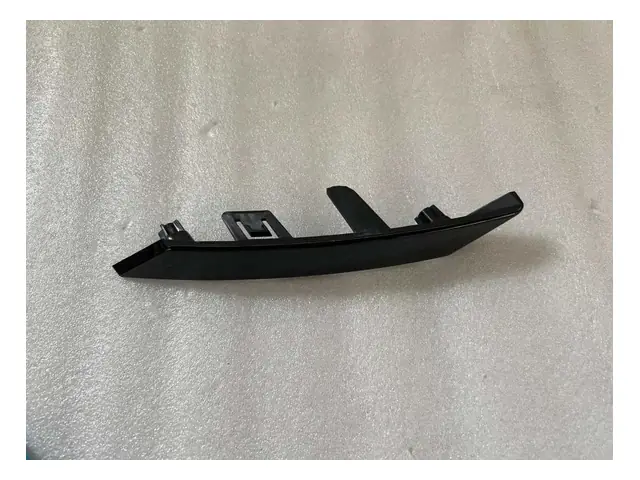 Front bumper · 前保险杠右中装饰条