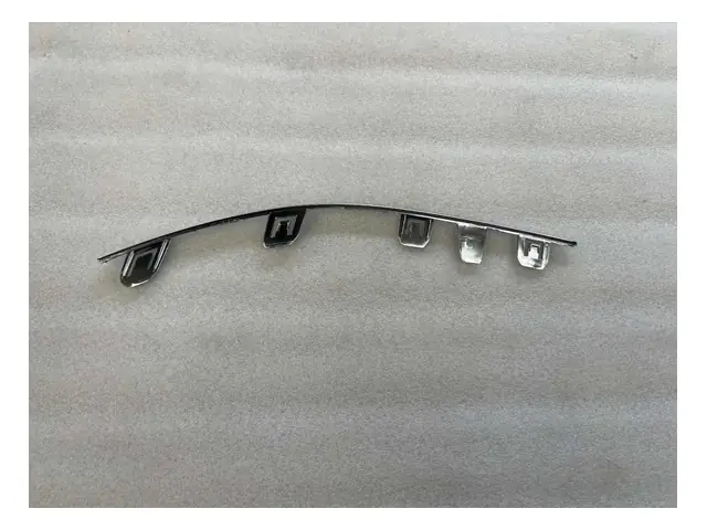 Front bumper · 前保险杠左亮饰条